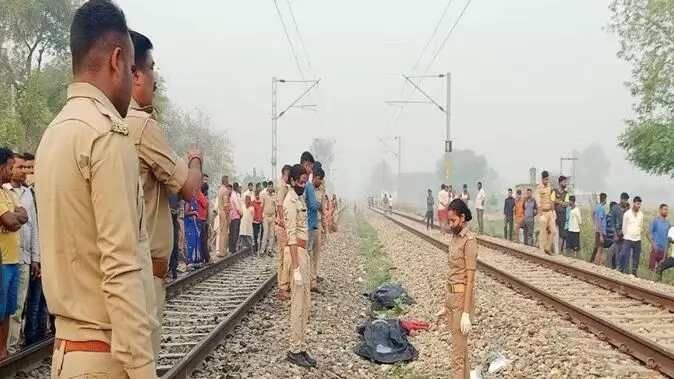 युवक-युवती को बुरी तरह पीटा, मरने पर घसीटते हुए ट्रैक पर ले गए और फेंक दिया, मौके से बगैर सिम का मोबाइल बरामद युवक-युवती को बुरी तरह पीटा, मरने पर घसीटते हुए ट्रैक पर ले गए और फेंक दिया, मौके से बगैर सिम का मोबाइल बरामद