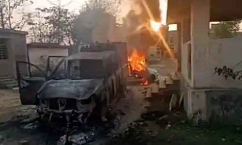 पुलिस कस्टडी मे मौत पर ववाल, ग्रामीणों ने थाना फूंका, पुलिसवालों को दौड़ा-दौड़ाकर पीटा, दीवान की मौत, 10 से ज्यादा जवान घायल पुलिस कस्टडी मे मौत पर ववाल, ग्रामीणों ने थाना फूंका, पुलिसवालों को दौड़ा-दौड़ाकर पीटा, दीवान की मौत, 10 से ज्यादा जवान घायल