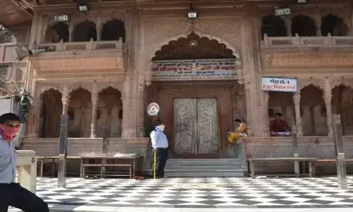 वृंदावन मेंं बांकेबिहारी मंदिर में आज से बदलेगा दर्शन का समय, जानिए कब खुलेंगे कपाट