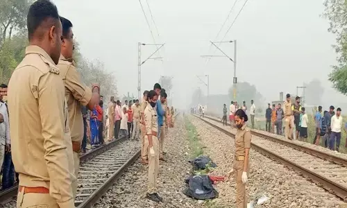 युवक-युवती को बुरी तरह पीटा, मरने पर घसीटते हुए ट्रैक पर ले गए और फेंक दिया, मौके से बगैर सिम का मोबाइल बरामद युवक-युवती को बुरी तरह पीटा, मरने पर घसीटते हुए ट्रैक पर ले गए और फेंक दिया, मौके से बगैर सिम का मोबाइल बरामद
