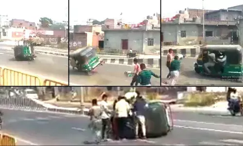 VIDEO: हाइवे पर हवा में फर्राटे भर रहा था ऑटो, पानी से भरा गुब्बारा मारते ही पलटा, फिर कई मीटर सड़क पर घसिटता रहा ऑटो VIDEO: हाइवे पर हवा में फर्राटे भर रहा था ऑटो, पानी से भरा गुब्बारा मारते ही पलटा, फिर कई मीटर सड़क पर घसिटता रहा ऑटो