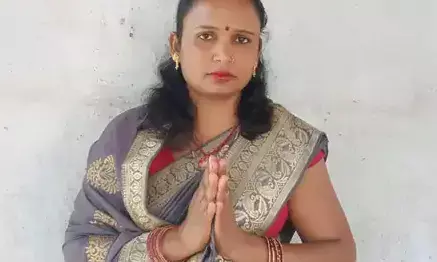 तीन बच्चे और पति को छोड़कर महिला मुखिया प्रेमी संग फरार, पति ने लगाया यह आरोप तीन बच्चे और पति को छोड़कर महिला मुखिया प्रेमी संग फरार, पति ने लगाया यह आरोप