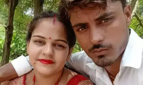 साड़ी का फंदा बना पति संग झूल गई गर्भवती पत्नी, पिछले वर्ष हुई थी शादी, दो-तीन दिनों में होने वाली थी डिलीवरी साड़ी का फंदा बना पति संग झूल गई गर्भवती पत्नी, पिछले वर्ष हुई थी शादी, दो-तीन दिनों में होने वाली थी डिलीवरी