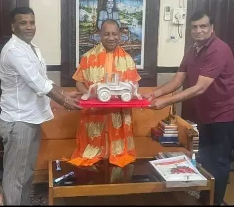 सीएम योगी को उपहार में मिला चांदी का बुलडोजर सीएम योगी को उपहार में मिला चांदी का बुलडोजर
