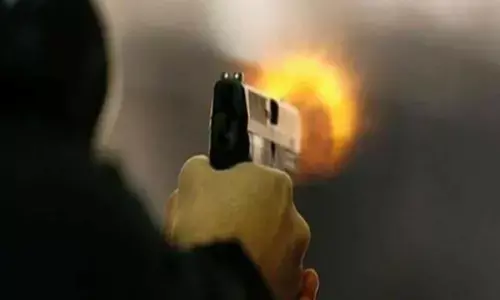 यूपी में दो गांवों के लोगों में संघर्ष, गोलीबारी में एक व्यक्ति घायल यूपी में दो गांवों के लोगों में संघर्ष, गोलीबारी में एक व्यक्ति घायल