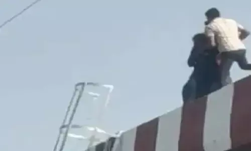 Rajasthan: рдШрд░рд╡рд╛рд▓реЛрдВ рдиреЗ рд╢рд╛рджреА рд╕реЗ рдХрд┐рдпрд╛ рдЗрдирдХрд╛рд░ рддреЛ рд╕реБрд╕рд╛рдЗрдб рдХрд░рдиреЗ рдкреБрд▓ рдкрд░ рдкрд╣реБрдВрдЪ рдЧрдП рдкреНрд░реЗрдореА-рдкреНрд░реЗрдорд┐рдХрд╛, рд╣рд╛рдИрд╡реЛрд▓реНрдЯреЗрдЬ рдбреНрд░рд╛рдореЗ рдореЗрдВ рд░реБрдХреА рд░рд╣реА рдорд╛рд▓рдЧрд╛реЬреА Rajasthan: рдШрд░рд╡рд╛рд▓реЛрдВ рдиреЗ рд╢рд╛рджреА рд╕реЗ рдХрд┐рдпрд╛ рдЗрдирдХрд╛рд░ рддреЛ рд╕реБрд╕рд╛рдЗрдб рдХрд░рдиреЗ рдкреБрд▓ рдкрд░ рдкрд╣реБрдВрдЪ рдЧрдП рдкреНрд░реЗрдореА-рдкреНрд░реЗрдорд┐рдХрд╛, рд╣рд╛рдИрд╡реЛрд▓реНрдЯреЗрдЬ рдбреНрд░рд╛рдореЗ рдореЗрдВ рд░реБрдХреА рд░рд╣реА рдорд╛рд▓рдЧрд╛реЬреА