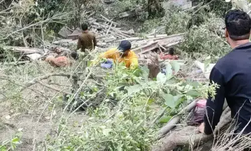 यमुनोत्री हाइवे पर हादसा, ट्रक खाई में गिरने से दो लोगों की मौत, अन्य चार लोग घायल यमुनोत्री हाइवे पर हादसा, ट्रक खाई में गिरने से दो लोगों की मौत, अन्य चार लोग घायल