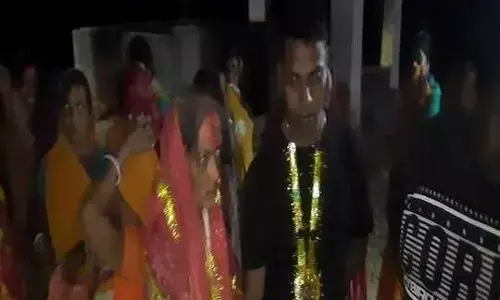 जंगल में मंगल कर रहा था प्रेमी जोड़ा, ग्रामीणों ने कराई शादी और दिलाया कमरा! जंगल में मंगल कर रहा था प्रेमी जोड़ा, ग्रामीणों ने कराई शादी और दिलाया कमरा!