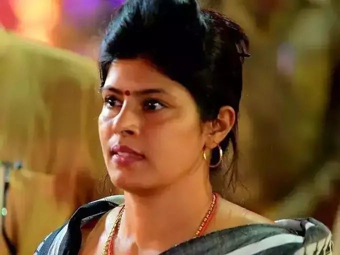 निवर्तमान मंत्री स्वाति सिंह पहुंची फैमिली कोर्ट, विधायक पति के खिलाफ दायर की तलाक की अर्जी पर सुनवाई के लिए याचिका