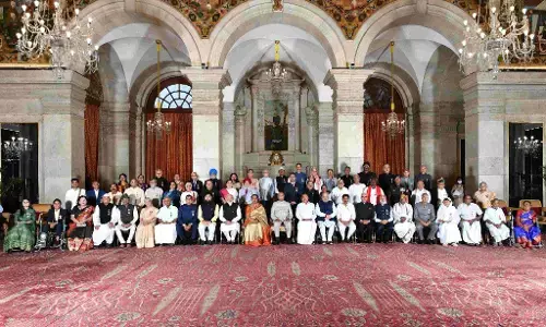 Padma Awards: CDS बिपिन रावत, 126 साल के स्वामी शिवानंद कांग्रेस नेता गुलाम नबी आजाद समेत इन हस्तियों को मिला पद्म पुरस्कार