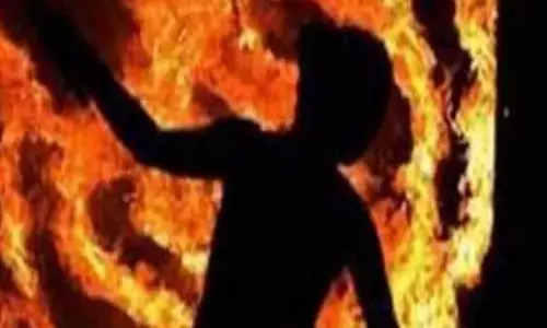 युवती ने आग लगा की आत्महत्या, सुसाइड नोट में खुद को ही बताया जिम्मेदार