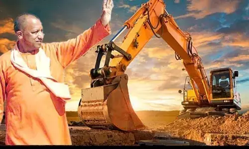 रेप के आरोपी के घर बुलडोजर के साथ पहुंची पुलिस