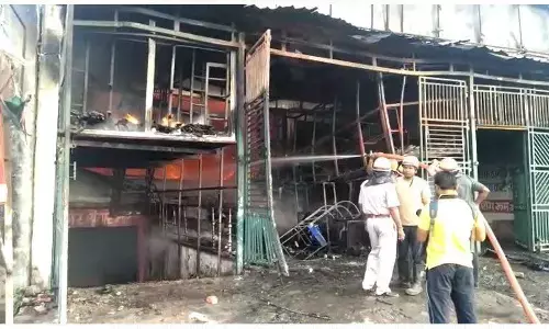 शामली में सुबह-सुबह लगी भीषण आग टायर शोरूम बुरी तरह जल कर खाक