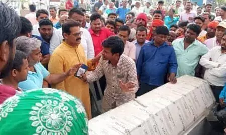 BJP नेता की हत्या पर बवाल, परिजन शव रखकर घटना के खुलासे की कर रहे मांग BJP नेता की हत्या पर बवाल, परिजन शव रखकर घटना के खुलासे की कर रहे मांग