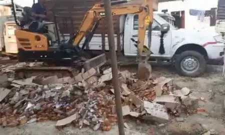यूपी में बुलडोजर तले रौंदी गई हजारों लीटर शराब यूपी में बुलडोजर तले रौंदी गई हजारों लीटर शराब