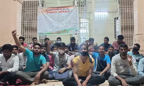 ऑनलाइन परीक्षा कराने को लेकर छात्रों ने  कुलपति कार्यालय का किया घेराव धरने पर बैठ गए छात्र ऑनलाइन परीक्षा कराने को लेकर छात्रों ने  कुलपति कार्यालय का किया घेराव धरने पर बैठ गए छात्र