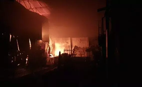 Fire In Timber Godown In Telanganas Secunderabad :तेलंगाना के सिकंदराबाद में लकड़ी के गोदाम में लगी भीषण आग में 11 की मौत, देखें वीडियो Fire In Timber Godown In Telanganas Secunderabad :तेलंगाना के सिकंदराबाद में लकड़ी के गोदाम में लगी भीषण आग में 11 की मौत, देखें वीडियो