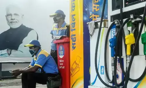 Petrol Diesel Price Today: рдкреЗрдЯреНрд░реЛрд▓-рдбреАрдЬрд▓ 19 рд░реБрдкрдпреЗ рддрдХ рдФрд░ рдорд╣рдВрдЧреЗ рд╣реЛрдВрдЧреЗ, рдЬрд▓реНрдж рдердордиреЗ рд╡рд╛рд▓реА рдирд╣реАрдВ рд╣реИ рдмрдврд╝реЛрддрд░реА Petrol Diesel Price Today: рдкреЗрдЯреНрд░реЛрд▓-рдбреАрдЬрд▓ 19 рд░реБрдкрдпреЗ рддрдХ рдФрд░ рдорд╣рдВрдЧреЗ рд╣реЛрдВрдЧреЗ, рдЬрд▓реНрдж рдердордиреЗ рд╡рд╛рд▓реА рдирд╣реАрдВ рд╣реИ рдмрдврд╝реЛрддрд░реА