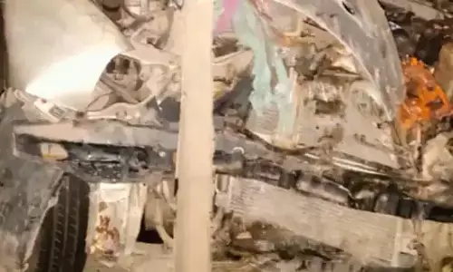 खड़े ट्रक में घुसी तेज रफ्तार कार, तीन की मौत