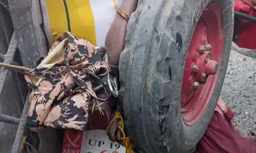 शामली के थाना भवन में ओवरलोड गन्ने से लदे ट्रैक्टर ट्राली ने बाइक सवार महिला व पुरुष को रौंदा, दर्दनाक मौत