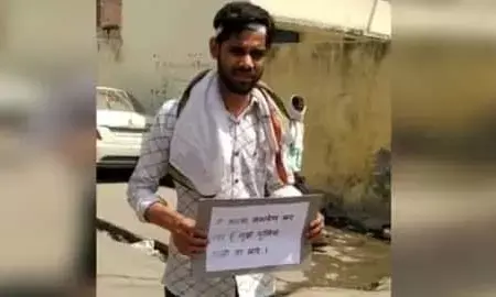 मैं सरेंडर करता हूं, पुलिस मुझे गोली ना मारे, गले में तख्ती लटका कर थाने पहुंचा आरोपी