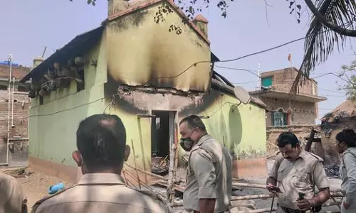 Rampurhat in Birbhum district of West Bengal का सच : एक ही कमरे में छिपे बैठे थे महिलाएं-बच्चे, हमलावरों ने लगा दी आग