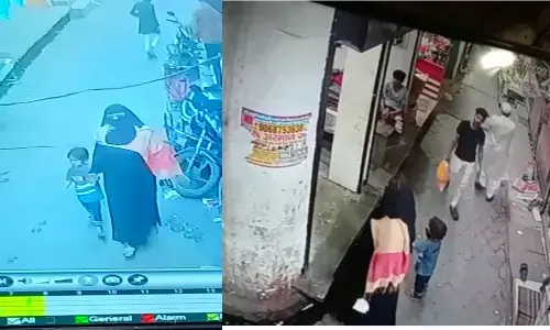 बुरखे में आई एक औरत ने 3 वर्षीय मासूम बच्चे का किया अपहरण, देखें वीडियो बुरखे में आई एक औरत ने 3 वर्षीय मासूम बच्चे का किया अपहरण, देखें वीडियो