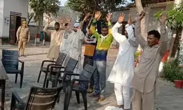 शामली मे योगी का खौफ एनकाउंटर के डर से गौ तस्कर हाथ ऊपर करके पहुंचे थाने,किया आत्मसमर्पण बोलो अपराध से करते हैं तोबा