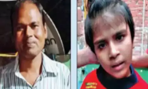 Delhi : बेड पर बेटी की लाश, पंखे से लटके मिले पिता...मेट्रो विहार में फैली सनसनी Delhi : बेड पर बेटी की लाश, पंखे से लटके मिले पिता...मेट्रो विहार में फैली सनसनी