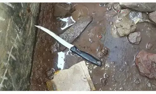 Thana Loni border of Ghaziabad; कलयुगी पिता ने अपनी ही 6 साल और 11 साल की दोनों बेटियों के गले पर जान से मारने की नीयत से चाकू से बोला हमला Thana Loni border of Ghaziabad; कलयुगी पिता ने अपनी ही 6 साल और 11 साल की दोनों बेटियों के गले पर जान से मारने की नीयत से चाकू से बोला हमला