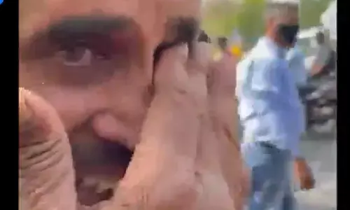 नोएडा मे वायरल हो रहा बुलडोजर का ये वीडियो, सब कर रहे है थूथू