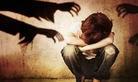 छत पर खेल रहे एक मासूम बच्चे के पास पहुंची महिला और करने लगी उसके साथ गलत काम