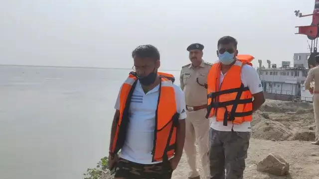 साहिबगंज से कटिहार जा रहा जहाज गंगा नदी में पलटा, 5 ट्रक डूबे, 8 लोग लापता