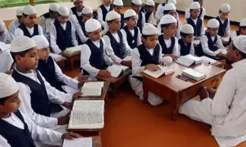 योगी सरकार के फरमान पर 7442 मदरसों की जांच के लिए कमेटी गठित योगी सरकार के फरमान पर 7442 मदरसों की जांच के लिए कमेटी गठित