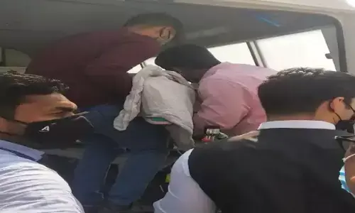 मुंबई से वाराणसी आ रहे विमान में 6 माह के मासूम की मौत, जानें ऐसा क्या हुआ.. मुंबई से वाराणसी आ रहे विमान में 6 माह के मासूम की मौत, जानें ऐसा क्या हुआ..