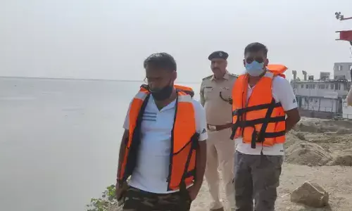 साहिबगंज से कटिहार जा रहा जहाज गंगा नदी में पलटा, 5 ट्रक डूबे, 8 लोग लापता साहिबगंज से कटिहार जा रहा जहाज गंगा नदी में पलटा, 5 ट्रक डूबे, 8 लोग लापता