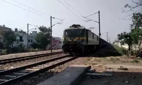 शराब के नशे में रेलवे ट्रैक पर झगड़ रहे तीन युवक, फिर तेज रफ़्तार से आयी ट्रेन और…… शराब के नशे में रेलवे ट्रैक पर झगड़ रहे तीन युवक, फिर तेज रफ़्तार से आयी ट्रेन और……