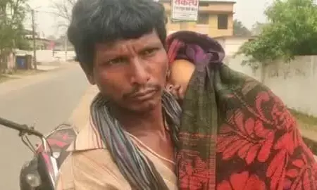 स्वास्थ्य केंद्र में हुई बच्ची की मौत, शव वाहन न मिलने पर पिता ने कंधे पर ढोया शव स्वास्थ्य केंद्र में हुई बच्ची की मौत, शव वाहन न मिलने पर पिता ने कंधे पर ढोया शव