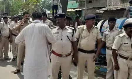 दरभंगा में ग्रामीणों और पुलिस के बीच हुई हिंसक झड़प, 12 लोग घायल दरभंगा में ग्रामीणों और पुलिस के बीच हुई हिंसक झड़प, 12 लोग घायल