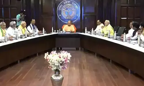 शपथ लेते ही योगी ने ली कैबिनेट की बैठक, तय कर दी सरकार की दिशा शपथ लेते ही योगी ने ली कैबिनेट की बैठक, तय कर दी सरकार की दिशा