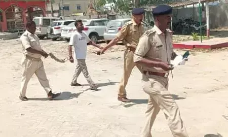 सो रहे थे मां-बाप, बेटे ने सिर पर सिलेंडर पटककर की हत्या सो रहे थे मां-बाप, बेटे ने सिर पर सिलेंडर पटककर की हत्या