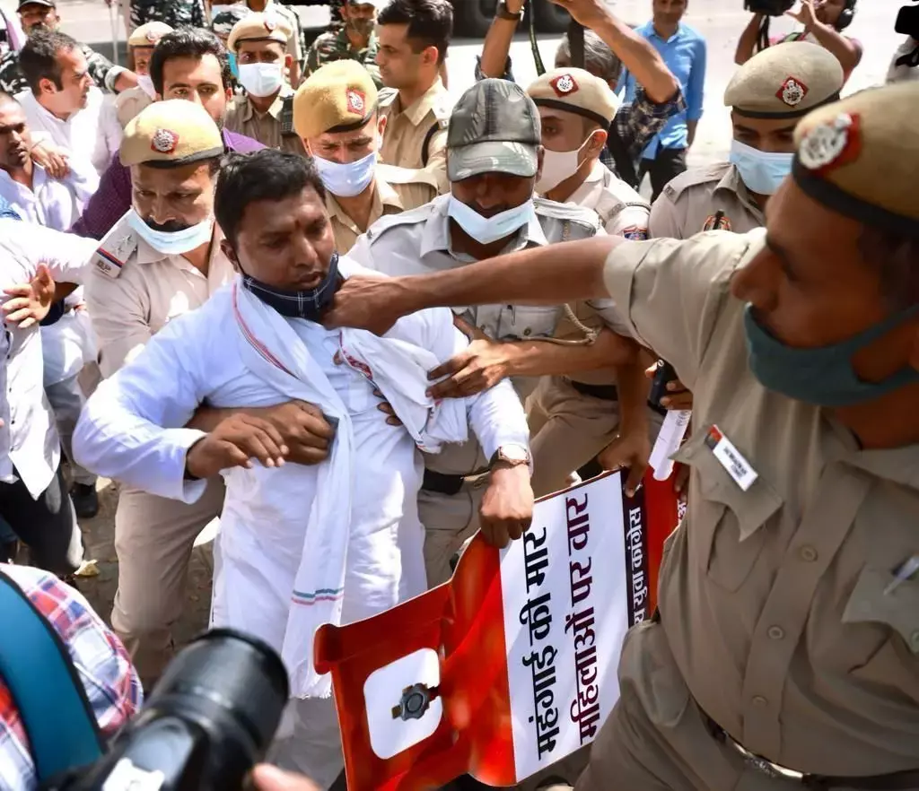 गिरेबान नही, पेट्रोल-डीजल-LPG के दाम पकड़िये - बी वी श्रीनिवास