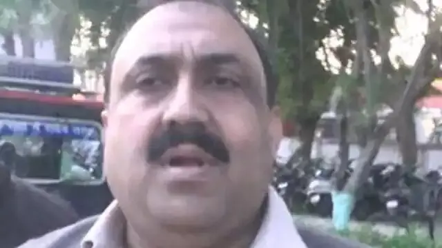 सपा नेता ने नगर निगम आयुक्त को फोन पर दी धमकी, कार्रवाई पर अड़े कर्मचारी सपा नेता ने नगर निगम आयुक्त को फोन पर दी धमकी, कार्रवाई पर अड़े कर्मचारी