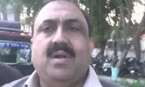 सपा नेता ने नगर निगम आयुक्त को फोन पर दी धमकी, कार्रवाई पर अड़े कर्मचारी सपा नेता ने नगर निगम आयुक्त को फोन पर दी धमकी, कार्रवाई पर अड़े कर्मचारी