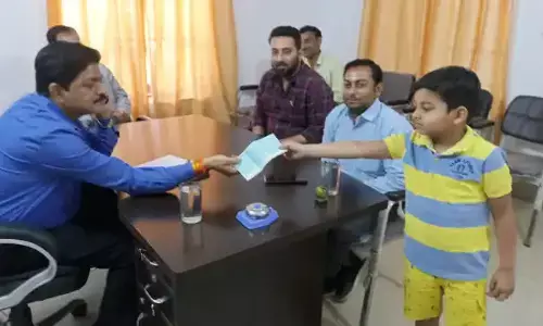 officers meeting mai bchcha ne one and a half lakh ka check le kar pahucha officers meeting mai bchcha ne one and a half lakh ka check le kar pahucha