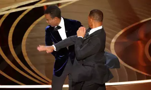 Oscar के स्टेज पर बवाल का VIDEO वायरल : पत्नी पर जोक किया तो गुस्सा हुए बेस्ट एक्टर विजेता, होस्ट को जोरदार थप्पड़ जड़ा Oscar के स्टेज पर बवाल का VIDEO वायरल : पत्नी पर जोक किया तो गुस्सा हुए बेस्ट एक्टर विजेता, होस्ट को जोरदार थप्पड़ जड़ा