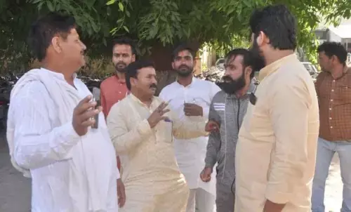 Shamli News: शामली में लव जिहाद का मामला आया सामने,हिंदू संगठनों के कार्यकर्ताओं ने लड़के पर की कानूनी कार्रवाई की मांग Shamli News: शामली में लव जिहाद का मामला आया सामने,हिंदू संगठनों के कार्यकर्ताओं ने लड़के पर की कानूनी कार्रवाई की मांग