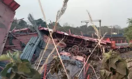 दो मालगाड़ियों के टक्कर के बाद 18 डिब्बे पटरी से उतरे, मुंबई-हावड़ा रूट बंद