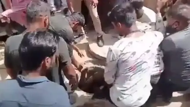 लखनऊ-रायबरेली में बड़ा हादसा: सीवर लाइन में उतरे दो-दो मजदूरों की मौत, एक की हालत गंभीर लखनऊ-रायबरेली में बड़ा हादसा: सीवर लाइन में उतरे दो-दो मजदूरों की मौत, एक की हालत गंभीर