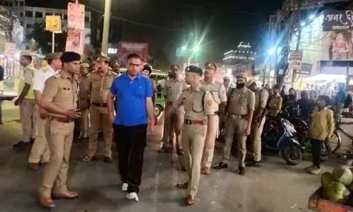 जाम से निजात दिलाने के लिए सड़क पर उतरे एडीजी जाम से निजात दिलाने के लिए सड़क पर उतरे एडीजी